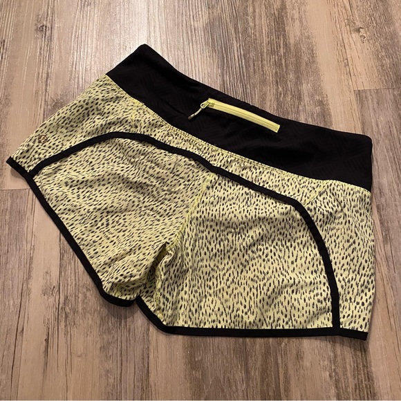 lululemon athletica Pants - Yellow Green Lululemon Patterned Run Times Short *4-way Stretch